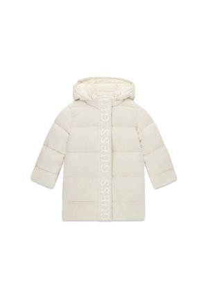 Manteau d'hiver matelassé couleur crème avec capuche, manches longues et logo vertical "GUESS" le long de la fermeture éclair frontale.