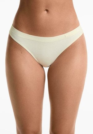 Lichtgele hipsteronderbroek met een zachte, gladde textuur en een brede tailleband, met een discrete merklabel aan de voorkant.