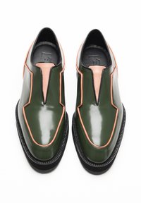 Groene patenten leren schoenen met een opvallend uitgesneden ontwerp en roze accentdetails langs de randen. Zwarte gestructureerde zool.
