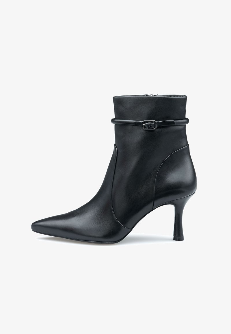 Schwarze Lederankelstiefel mit spitzer Zehenpartie, schlankem Absatz und einem verstellbaren Riemen mit Schnalle an der Oberseite. Glatte Textur.