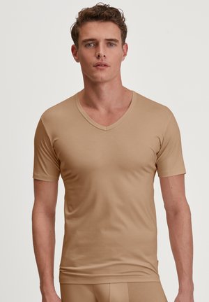 V-Ausschnitt, kurzärmeliges Shirt in einem hellbeigen Farbton. Hergestellt aus glattem, dehnbarem Material für Komfort und Passform. Einfaches Design ohne Muster.