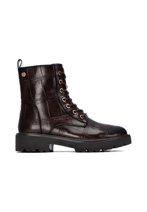 Stivaletto alla caviglia marrone scuro con lacci, suola nera spessa e motivo in pelle strutturata, mostrato di profilo su sfondo bianco.