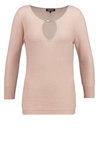 Jasnoróżowy dzianinowy sweter z okrągłym dekoltem, z wycięciem w kształcie klucza oraz rękawami długości trzy czwarte. Gładka tekstura i dopasowany krój.