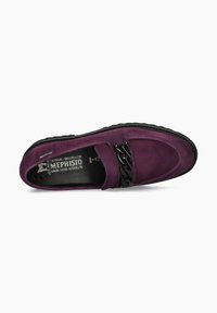 Mocassins à enfiler en suede violet avec un accent en chaîne noire. Dotés d'un bout arrondi et d'une semelle texturée pour une meilleure adhérence. Intérieur étiqueté avec des détails de marque.