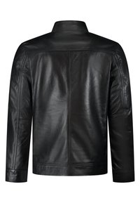 Chaqueta de cuero negra con una textura suave, cuello elevado y mangas largas. Cuenta con una costura central en la parte posterior y bolsillos laterales.