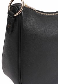Sac à main en cuir noir avec une surface texturée, une forme incurvée, des accents en métal doré, et une fermeture à glissière en haut.