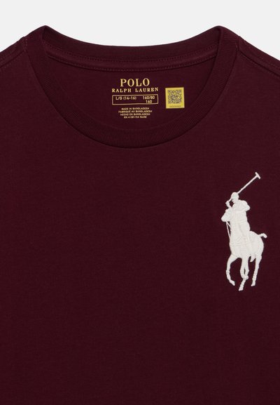 Μπλουζάκι polo Ralph Lauren μπορντό με λευκό κεντημένο λογότυπο παίκτη πόλο στο δεξί στήθος και εκτυπωμένη ετικέτα μεγέθους και φροντίδας στο εσωτερικό του γιακά.
