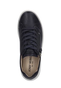 Sneaker en cuir bleu marine foncé avec des lacets plats, une fermeture éclair sur le côté et une semelle en caoutchouc blanc. L'intérieur présente une doublure beige avec le logo de la marque.