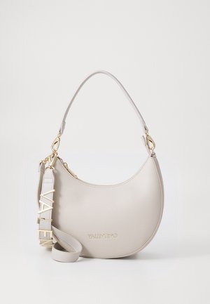 Sac à main Valentino beige clair en forme de croissant avec bandoulière amovible et quincaillerie dorée, sur fond blanc uni.