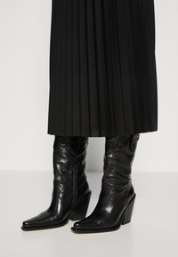 ONLY ONLNEWMELISA - Jupe plissée - black