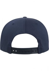 Sötétkék baseballsapka, egyszínű anyagból készült, ívelt napszemüveggel és hátul állítható műanyag patenttal.