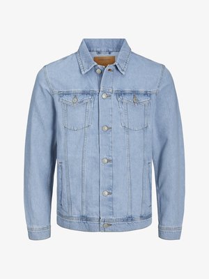 Giacca in denim azzurro chiaro con colletto, chiusura a bottoni, due tasche sul petto, tasche laterali e dettagli cuciti lungo le cuciture.