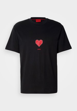 Schwarzes Baumwoll-T-Shirt mit einer roten Origami-Herz-Grafik in der Mitte und einem kleinen roten "HUGO"-Logo darunter. Klassisches Rundhalsdesign.