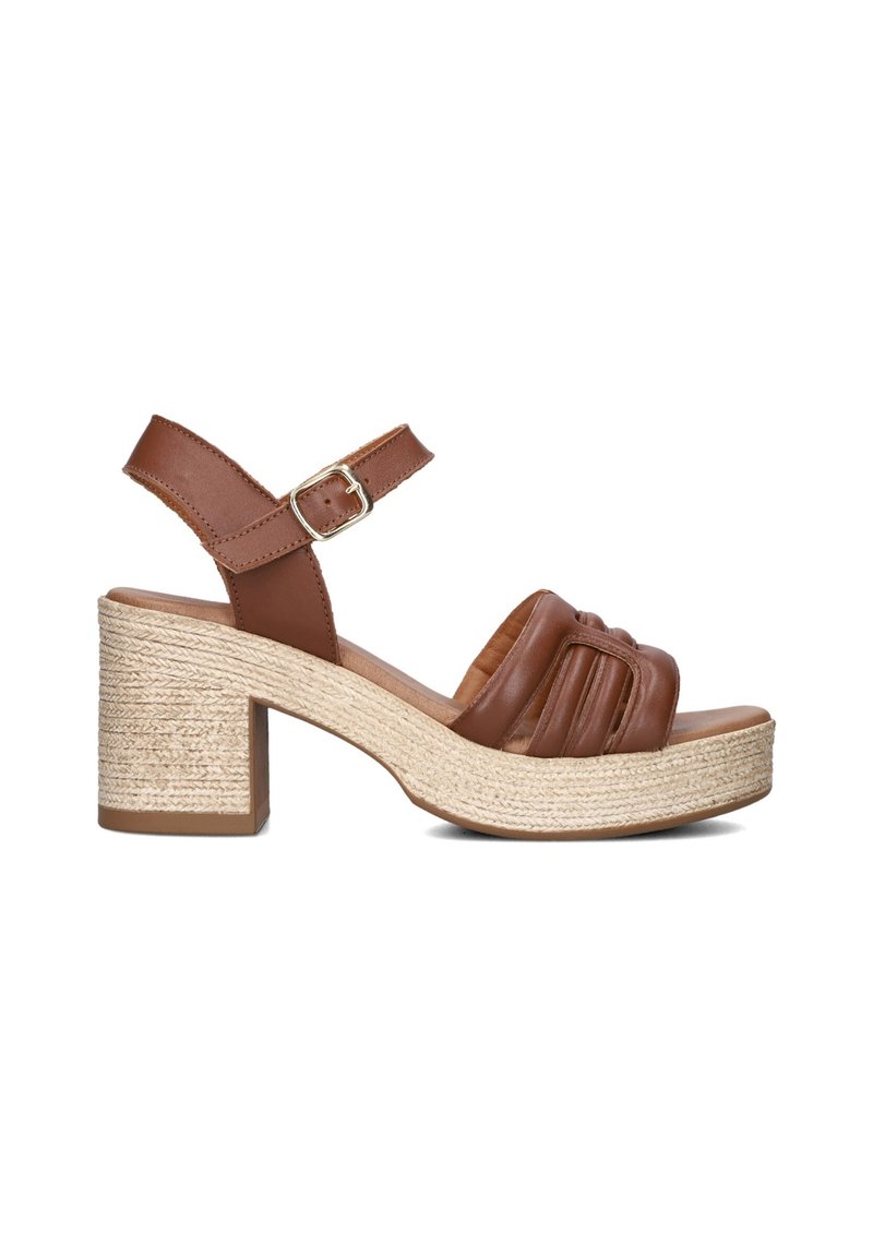 Bruine leren plataformasandalen met gevlochten details, een brede band over de tenen en een stevige, getextureerde espadrille-achtige hak.