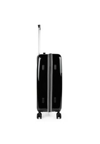 Maleta negra rígida con manija telescópica plateada, cuatro ruedas y dos rayas verticales blancas. Textura suave y forma rectangular.