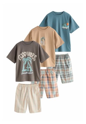Drei Sets mit kurzärmligen T-Shirts für Kinder mit Palmenmuster, kombiniert mit karierter Shorts mit Gummizug in gedämpften Pastellfarben.
