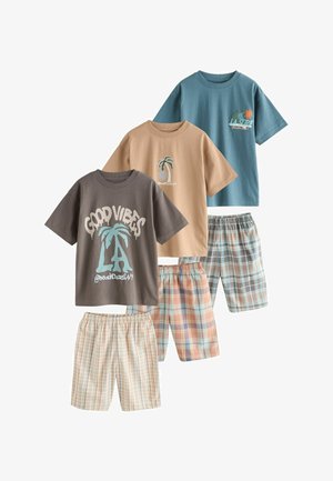 Tre sæt korteærmede børnet-shirts med palmebladtryk kombineret med ternede shorts med elastisk talje i dæmpede pastelfarver.