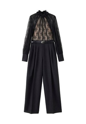 Conjunto negro con una blusa de encaje floral transparente, mangas largas, cuello alto y pantalones de pierna ancha asegurados con un cinturón, mostrado sobre un fondo blanco.
