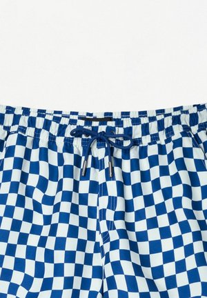 Modri in beli karirani kopalni šortki z elastičnim pasom in vrvico; imajo gladko teksturo in vzorčasto površinsko zasnovo.