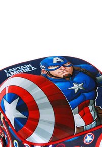 Sac à dos sur le thème de Captain America avec un design bleu et rouge, mettant en avant un graphique du personnage et un motif de bouclier en forme d'étoile.