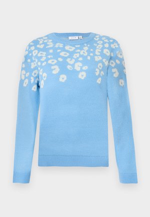 Ανοιχτό μπλε πλεκτό πουλόβερ με στρογγυλό ντεκολτέ και μακριά μανίκια, διακοσμημένο με λευκές λεπτομέρειες λεοπάρ στα χέρια.