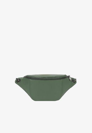 Riñonera verde de cuero vegano con un diseño redondeado, cierre de cremallera y detalle de hardware lateral. Textura suave y forma minimalista.