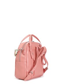 Růžový kožený batoh s dvojitými madly na vrchu, odnímatelným ramenním popruhem, zipy a tkaničkovým akcentem po straně. Kompaktní tvar.