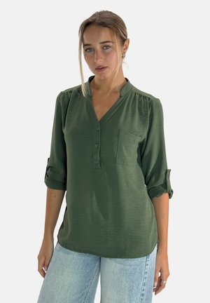 Camicia leggera verde con colletto, maniche arrotolabili e tasca sul petto. Tessuto testurizzato con una vestibilità comoda.