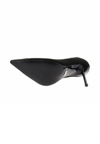 Scarpa nera con tacco a stiletto a punta, con suola lucida e punta testurizzata, vista di lato su uno sfondo bianco.