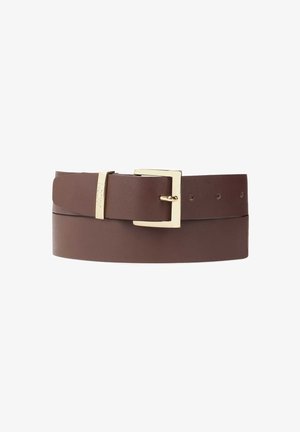 Ceinture en cuir marron avec une boucle carrée dorée et un détail en boucle dorée, présentée enroulée sur un fond blanc.