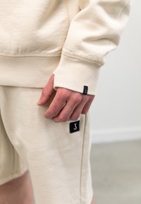 Thumbnail Image 5