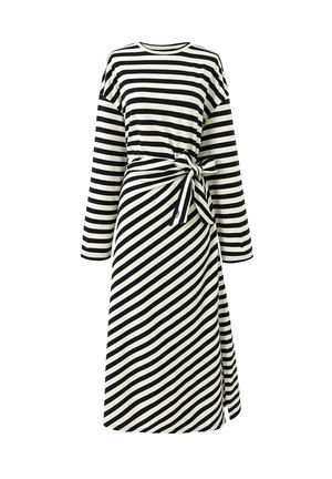 Langarm midi-jurk met zwart-witte horizontale strepen op de top en diagonale strepen op de rok, met een zijstrik bij de taille.