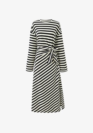 Langärmliges Midikleid mit schwarz-weißen horizontalen Streifen auf der Oberseite und diagonalen Streifen am Rock, mit einem seitlichen Bindeband in der Taille.
