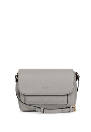 Sac bandoulière en cuir gris avec rabat avant, sangle ajustable et accessoires discrets dorés de Hexagona Paris.