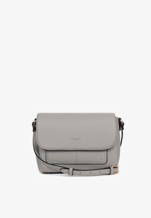 Sac bandoulière en cuir gris avec rabat avant, sangle ajustable et accessoires discrets dorés de Hexagona Paris.