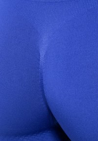 Leggings deportivos azules con un tejido suave y elástico, que presentan un diseño sin costuras y una forma ajustada, óptimos para la comodidad y el movimiento.
