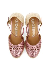 Sandalias de esparto trenzadas en rosa con un acabado metálico texturizado, que incluyen una tira trenzada en beige y un broche en el tobillo, complementando el diseño.