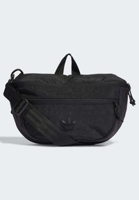 Svart axelremsväska med ett strukturerat tyg, dragkedjestängning, justerbar rem och en liten präglad logotyp på framsidan.