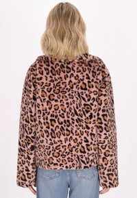 Giacca in pelliccia sintetica con sfondo rosa e stampa leopardata nera e marrone. Presenta maniche lunghe e una vestibilità comoda.