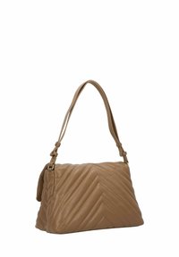 Sac en cuir marron matelassé avec une seule bandoulière réglable, présentant des motifs en chevrons en relief et une texture douce et lisse.