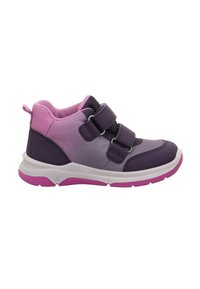 Lila und rosa Kinderturnschuhe mit zwei Klettverschlüssen, Obermaterial aus Mesh, gepolstertem Schaft und einer strukturierten Gummisohle.
