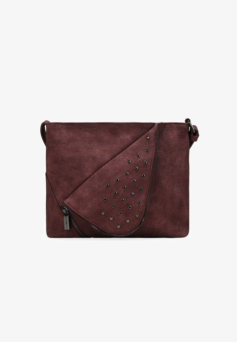 Bolso de imitación cuero burdeos con una solapa geométrica que presenta tachuelas negras, cierre de cremallera y correa ajustable. Textura suave y diseño moderno.