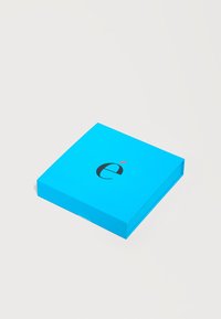 Φωτεινό μπλε τετράγωνο κουτί με ένα στυλιζαρισμένο μαύρο πεζό "e" και μια μικρή κόκκινη λεπτομέρεια σε ανοιχτό φόντο.