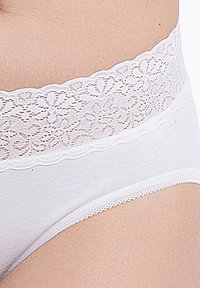 Weiße Baumwollunterhosen mit einem Spitzenbund. Die Spitze weist ein Blumenmuster auf, und die Kanten haben ein gewelltes Design. Strukturierter Stoff mit weicher Oberfläche.
