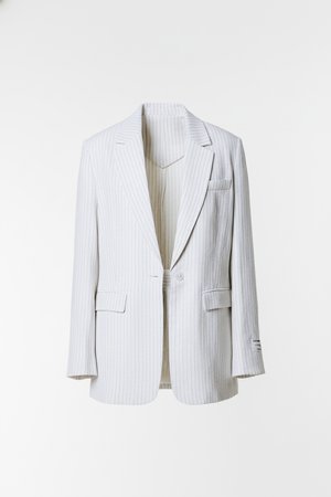 Blazer blanco con rayas finas, solapa con muesca, cierre de un solo botón, cuatro bolsillos y forro de tela texturizada.