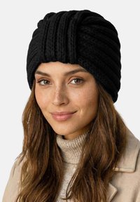 Sort strikket hue med et tekstureret, ribbet design. Blødt stof med et kraftigt udseende, afsluttet med et samlet bånd ved bunden.