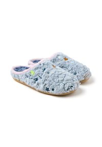 Chaussons en peluche gris avec une texture douce, ornés de motifs de moutons et d'étoiles, avec des accents roses autour de l'ouverture et une semelle beige.
