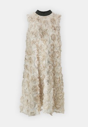 Blomstrete kjole laget av beigefarget stoff med tredimensjonale rosetter, med høy hals og svart kanting ved kragen.