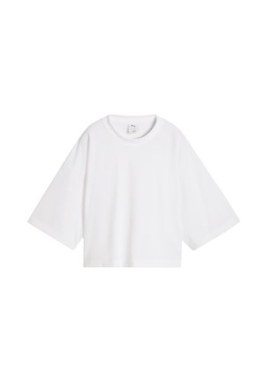Witte oversized T-shirt met korte mouwen, een ronde hals en een klein Puma-logo op het binnenlabel bij de kraag.