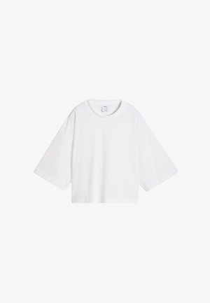 Hvid oversized T-shirt med korte ærmer, rund halsudskæring og lille Puma-logo på den indvendige etiket ved kraven.